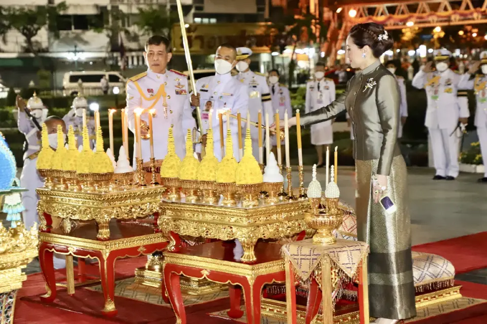 “ในหลวง-พระราชินี”ทรงวางพานพุ่มดอกไม้ถวายราชสักการะสมเด็จพระเจ้าตากสิน