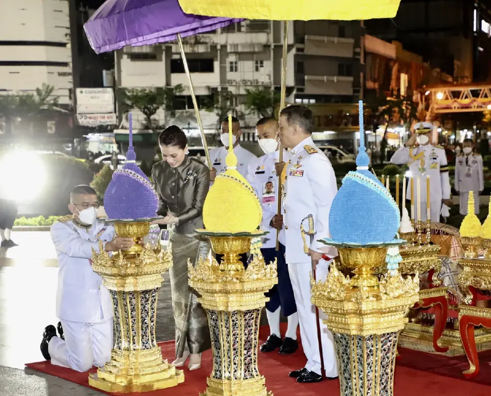 “ในหลวง-พระราชินี”ทรงวางพานพุ่มดอกไม้ถวายราชสักการะสมเด็จพระเจ้าตากสิน