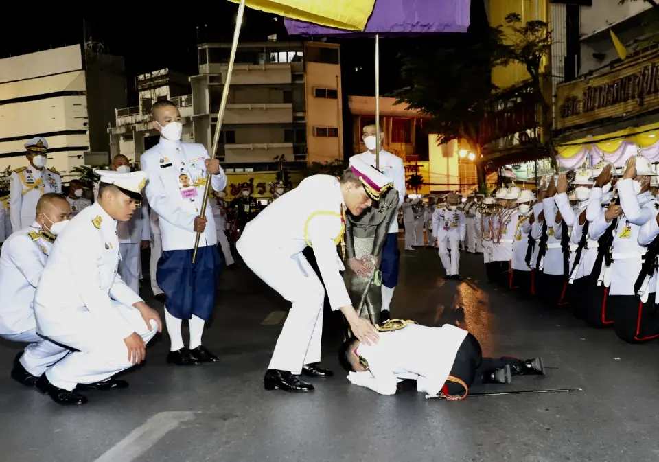 “ในหลวง-พระราชินี”ทรงวางพานพุ่มดอกไม้ถวายราชสักการะสมเด็จพระเจ้าตากสิน