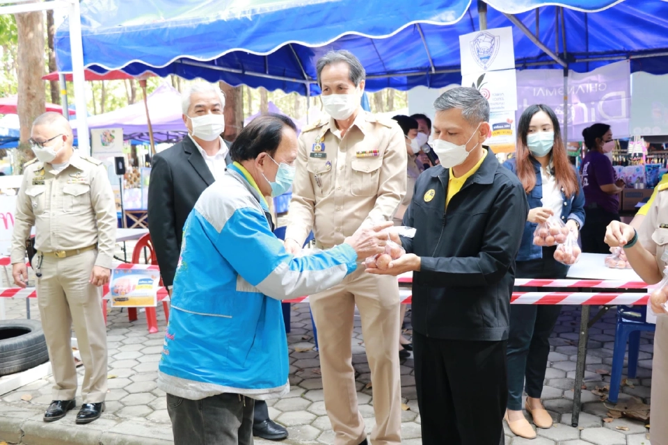 ไข่ฟองละบาท เชียงใหม่เปิดตลาดนัดชุมชนหน้าศาลากลางสู้ของแพง