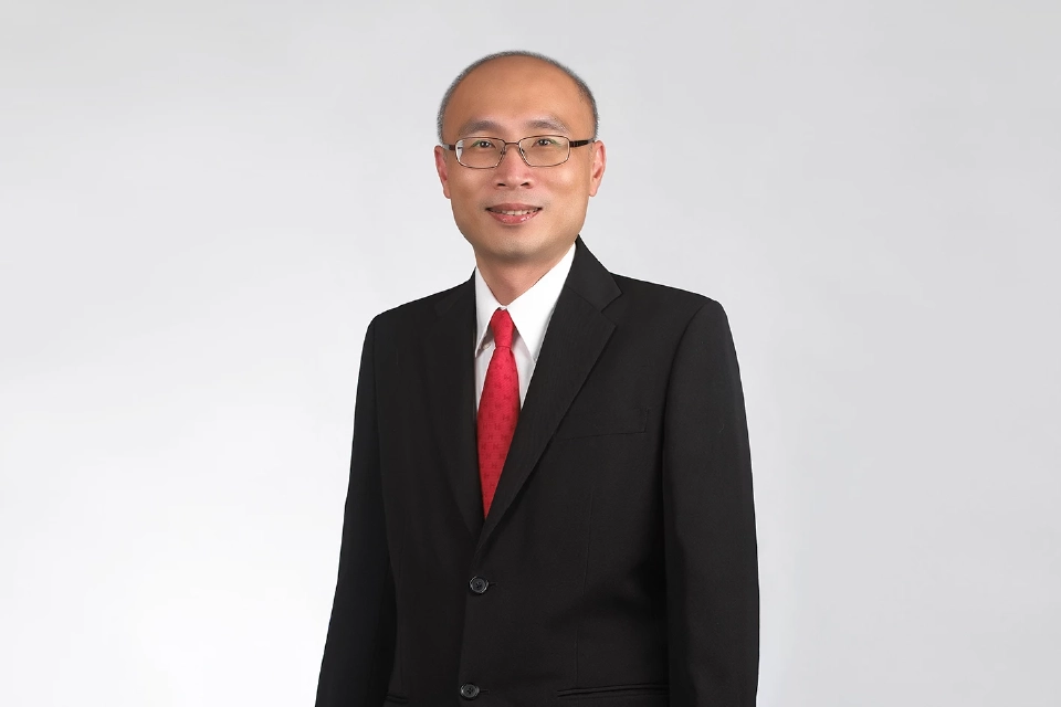 นายเติมพงษ์  เหมาะสุวรรณ  รองกรรมการผู้จัดการอาวุโส กลุ่มงานบัญชีและการเงิน บริษัท ยูนิค เอ็นจิเนียริ่ง แอนด์ คอนสตรัคชั่น จำกัด (มหาชน)