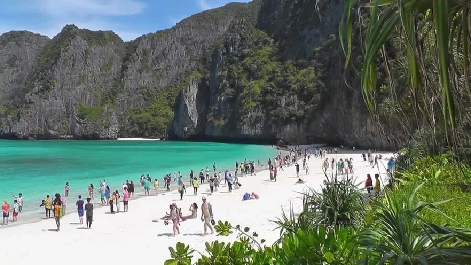 เปิดอ่าวมาหยาวันแรก (ขอบคุณภาพจากสำนักข่าวกรมประชาสัมพันธ์)