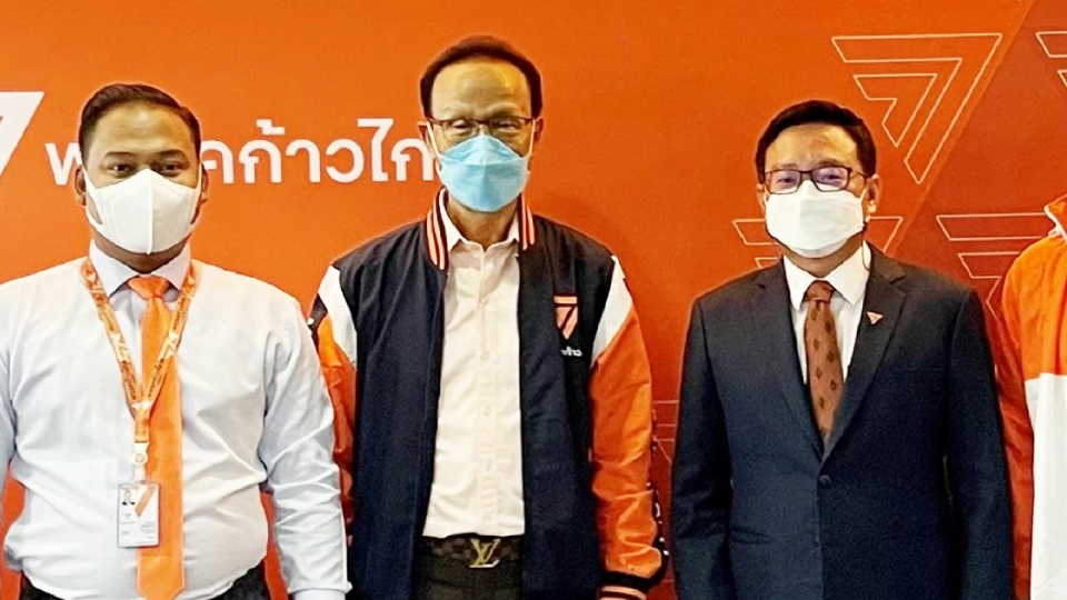 นายถวิล ไพรสณฑ์   (คนกลาง)