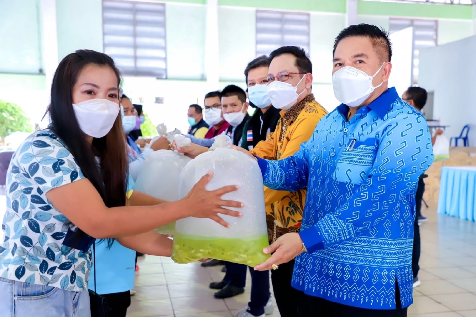 ผู้ว่าเมืองนราฯ ลงพื้นที่ มอบเงินเยียวยา ผู้ได้รับผลกระทบเหตุไม่สงบ