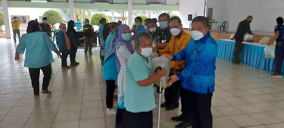 ผู้ว่าเมืองนราฯ ลงพื้นที่ มอบเงินเยียวยา ผู้ได้รับผลกระทบเหตุไม่สงบ