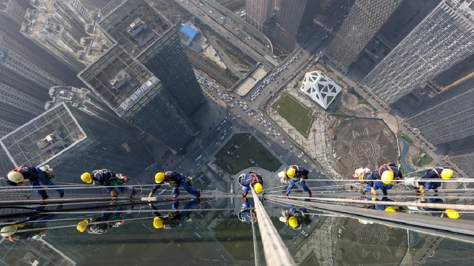 เปิดภาพมุมสูง คนงาน 8 ชีวิต กับภารกิจเช็ดกระจกตึกสูง 335 เมตร เสร็จใน20วัน