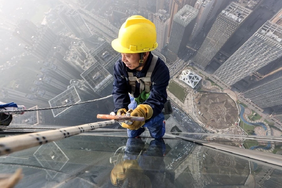 เปิดภาพมุมสูง คนงาน 8 ชีวิต กับภารกิจเช็ดกระจกตึกสูง 335 เมตร เสร็จใน20วัน