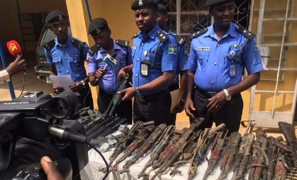 ตำรวจเมืองคาดูนาแสดงผลงานการจับกุมและยึดของกลางจากกลุ่มโจร