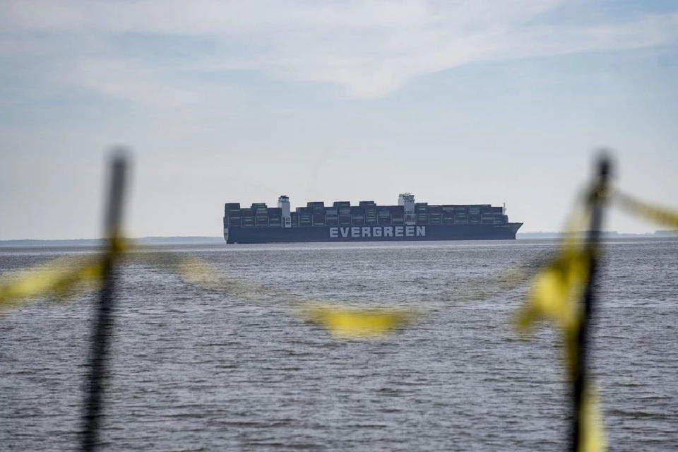 เปิดภาพ เรือตู้คอนเทนเนอร์ลำยักษ์ ยาว 334 เมตร "เกยตื้น" ชายฝั่งสหรัฐ