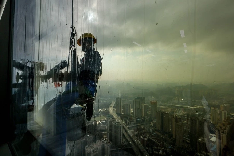 เปิดภาพมุมสูง คนงาน 8 ชีวิต กับภารกิจเช็ดกระจกตึกสูง 335 เมตร เสร็จใน20วัน