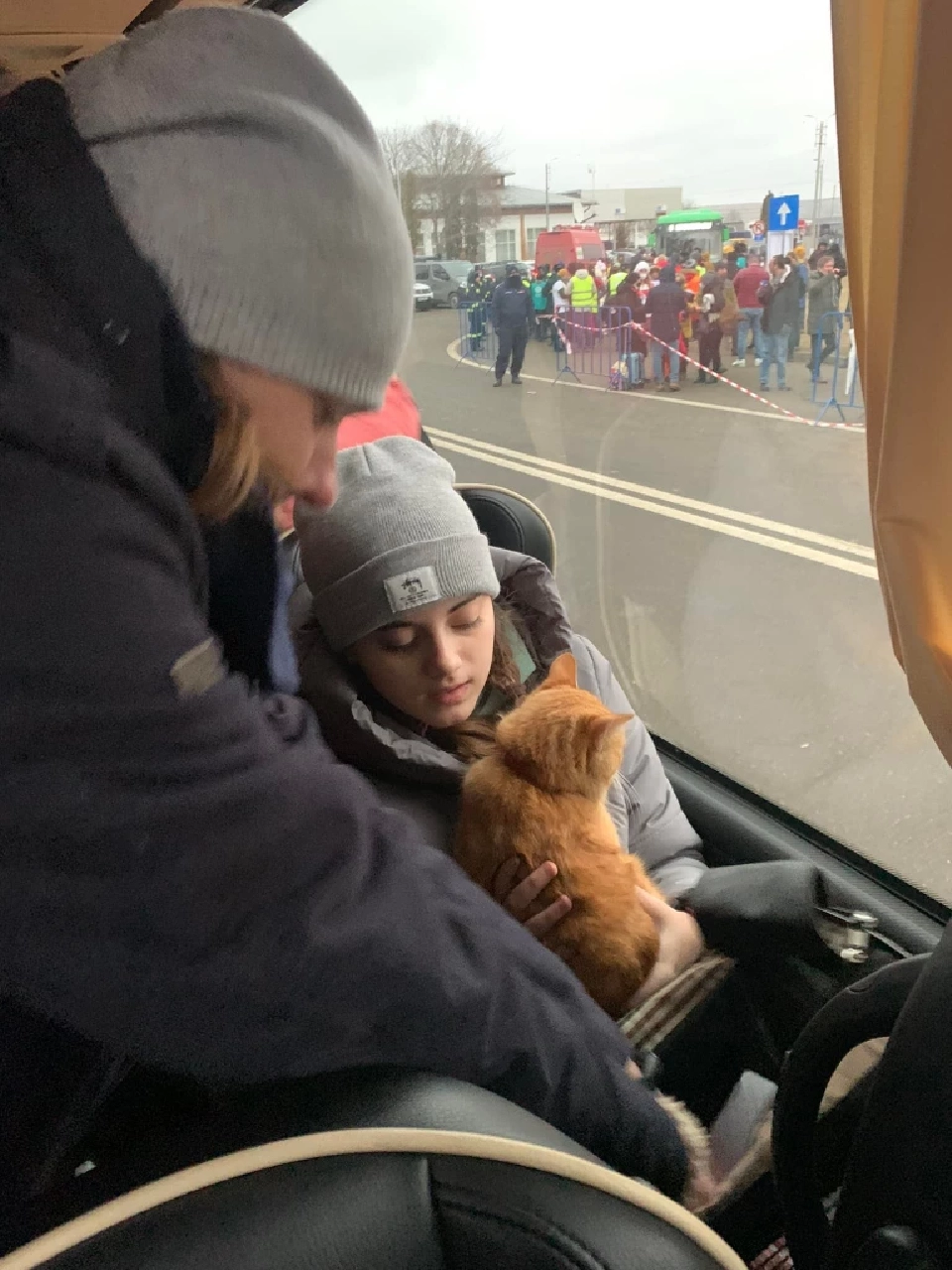 เด็กชายอุ้มแมวเพื่อหนีไปยังที่ปลอดภัย