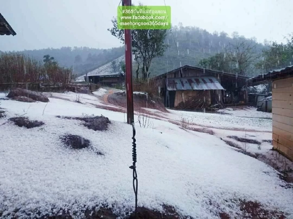 เปิดภาพ "ลูกเห็บ" พายุฤดูร้อน  ถล่มเมืองปาย ขาวโพลนเป็นเมืองหิมะ