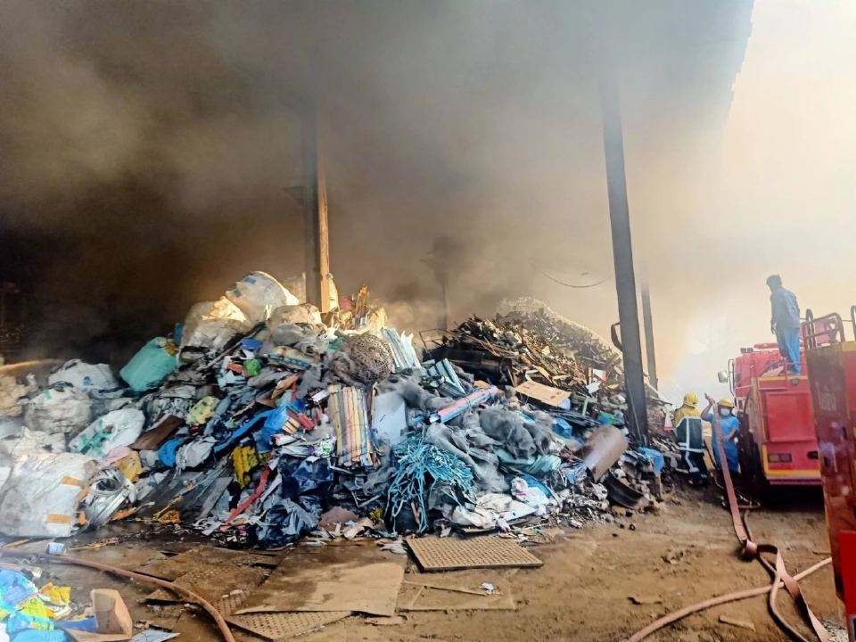 ระทึก ไฟไหม้ โรงเก็บร้านค้าของเก่า เมืองลพบุรี