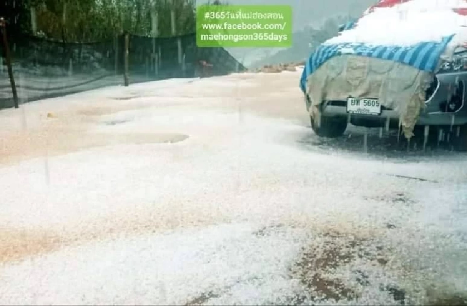 เปิดภาพ "ลูกเห็บ" พายุฤดูร้อน  ถล่มเมืองปาย ขาวโพลนเป็นเมืองหิมะ