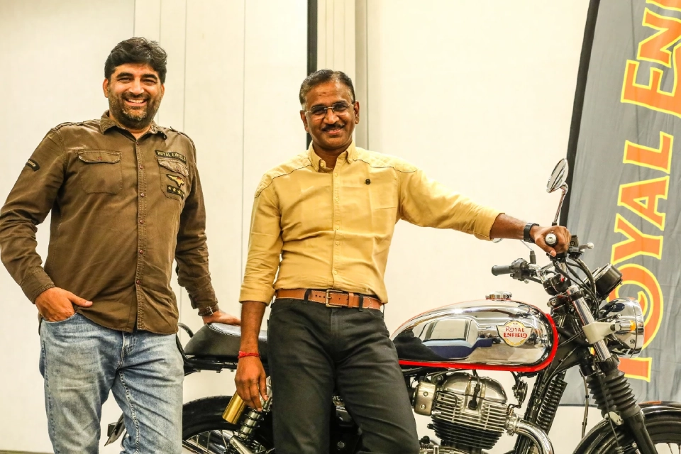 นาย อนุจ ดัวและ  นาย บี โกวินดาราจาน ผู้บริหารจาก รอยัล เอ็นฟีลด์ 