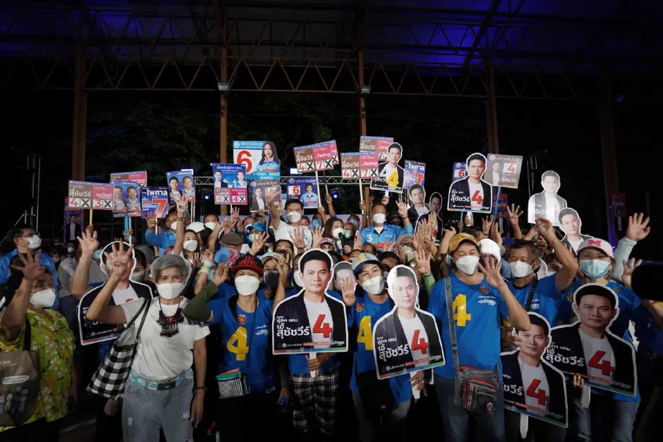 “เอ้ สุชัชวีร์” ปราศรัยเผ็ดร้อน ผนึกทีม ส.ก. 50 เขต เดินหน้าเปลี่ยนกรุงเทพฯ “ไม่โกหก-ไม่ปกปิด-ไม่คิดคอร์รัปชั่น”