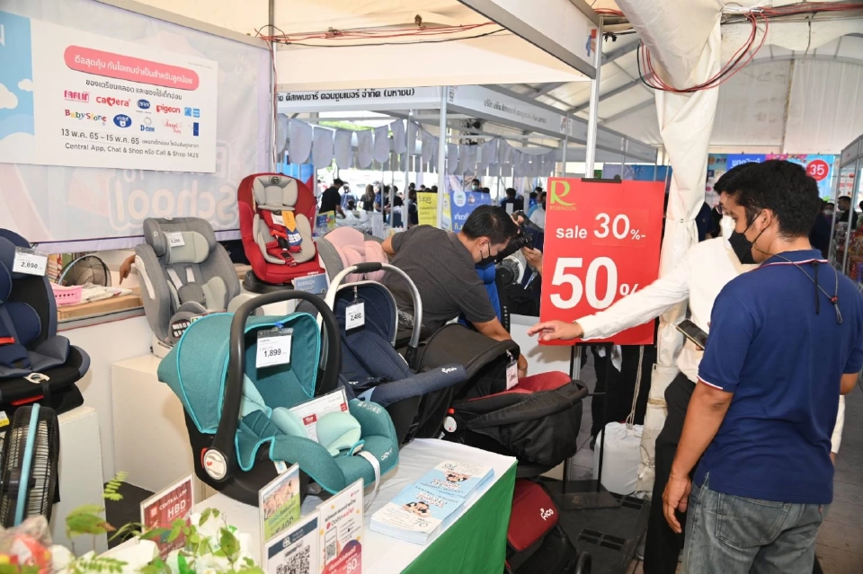 ชุดนักเรียน75บาทในงานลดค่าครองชีพ 4 มุมเมืองลดทั้งงาน75%วันนี้ถึง12มิ.ย.