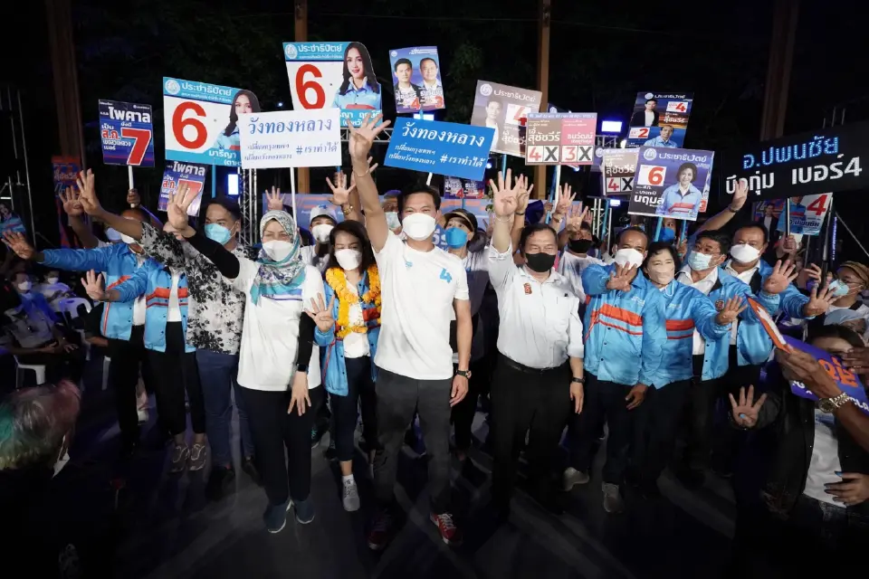 “เอ้ สุชัชวีร์” ปราศรัยเผ็ดร้อน ผนึกทีม ส.ก. 50 เขต เดินหน้าเปลี่ยนกรุงเทพฯ “ไม่โกหก-ไม่ปกปิด-ไม่คิดคอร์รัปชั่น”