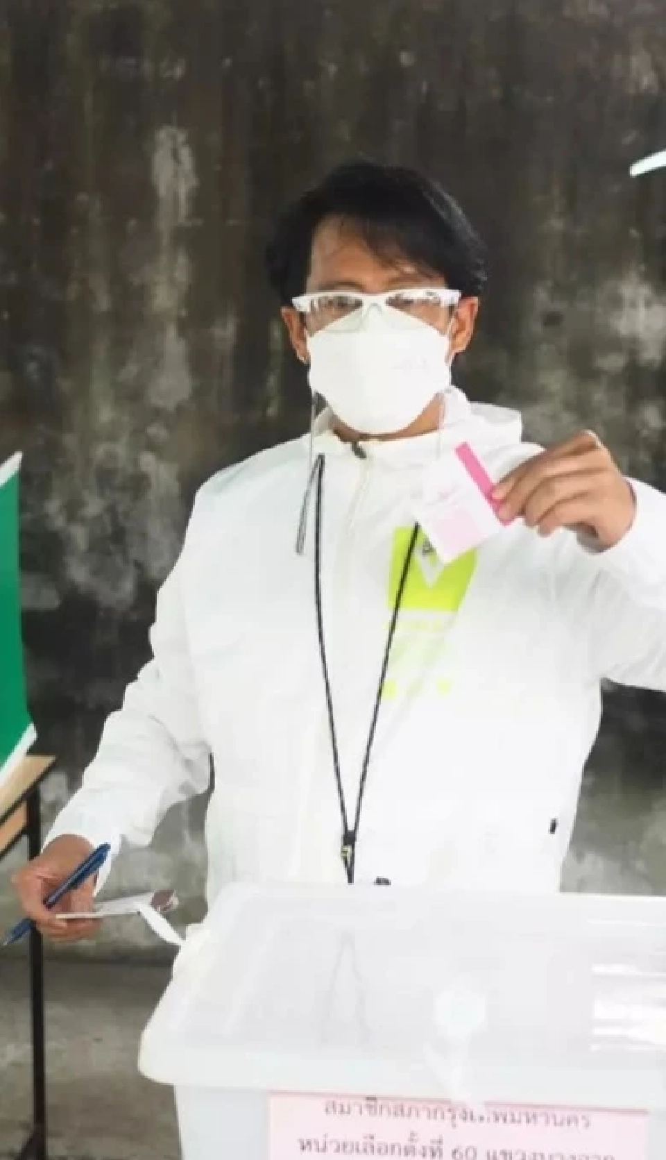 เลือกตั้งผู้ว่ากทม.คนบันเทิงแห่ออกมาลงคะแนนคึกคัก