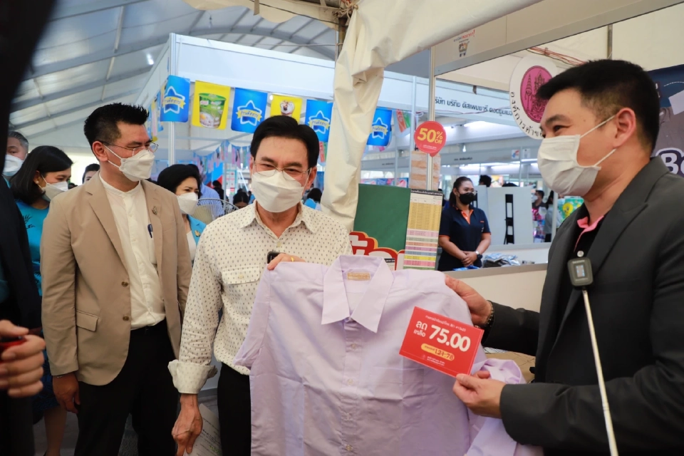 นายจุรินทร์ ลักษณวิศิษฏ์ รองนายกรัฐมนตรีและรัฐมนตรีว่าการกระทรวงพาณิชย์