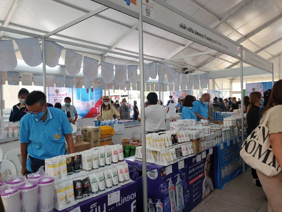 ชุดนักเรียน75บาทในงานลดค่าครองชีพ 4 มุมเมืองลดทั้งงาน75%วันนี้ถึง12มิ.ย.