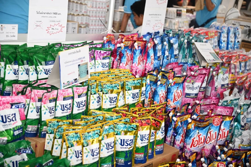 ชุดนักเรียน75บาทในงานลดค่าครองชีพ 4 มุมเมืองลดทั้งงาน75%วันนี้ถึง12มิ.ย.