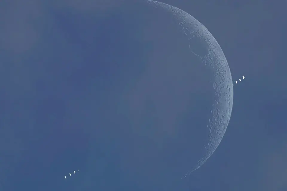 ดวงจันทร์จะเคลื่อนที่ผ่านหน้ามาบังดาวศุกร์ ทำให้ดาวศุกร์ปรากฏเป็นเสี้ยวไม่เต็มดวง