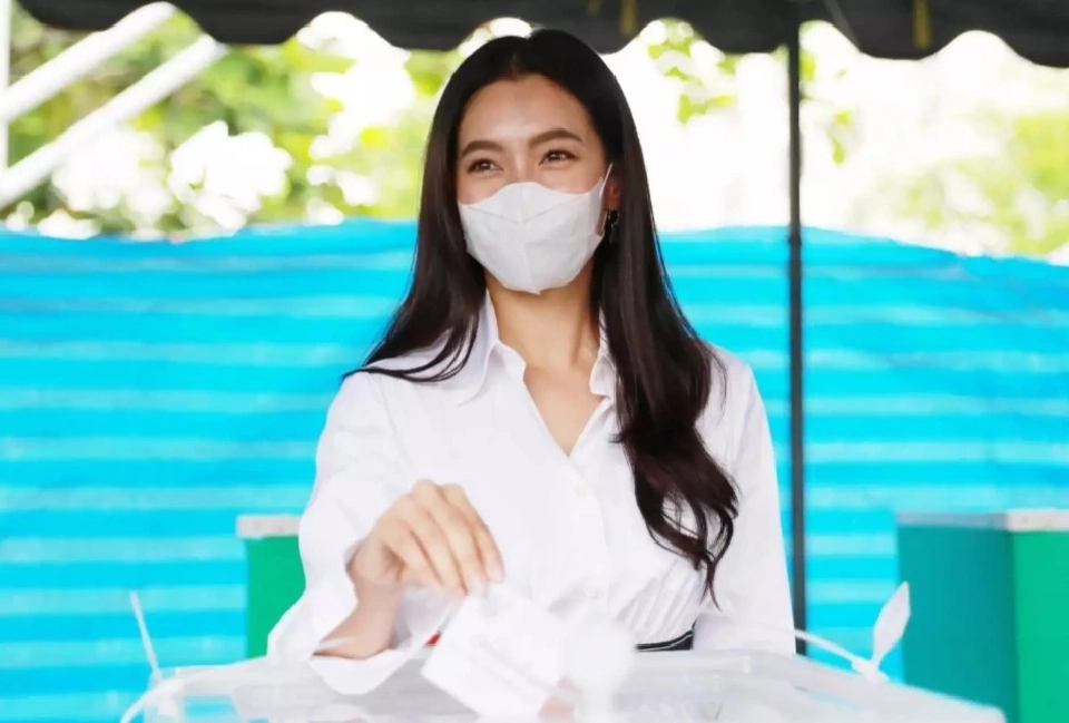 เลือกตั้งผู้ว่ากทม.คนบันเทิงแห่ออกมาลงคะแนนคึกคัก