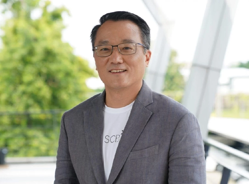 ดร.ชาลี อัศวธีระธรรม รองผู้จัดการใหญ่อาวุโส ประธานเจ้าหน้าที่บริหารกลุ่มงาน Digital Banking ธนาคาร ไทยพาณิชย์