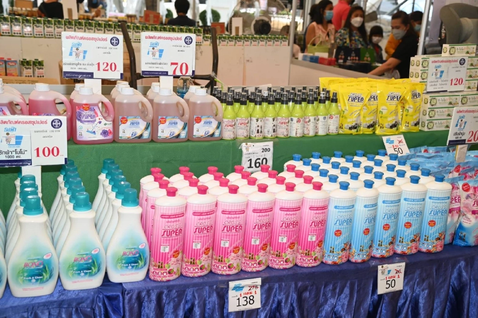 ชุดนักเรียน75บาทในงานลดค่าครองชีพ 4 มุมเมืองลดทั้งงาน75%วันนี้ถึง12มิ.ย.