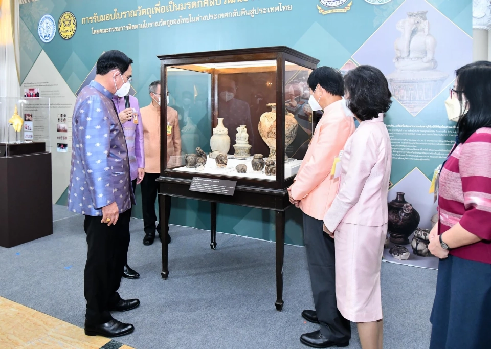 นายกรัฐมนตรี ชมโบราณวัตถุที่กระทรวงวัฒนธรรมนำมาจัดแสดง