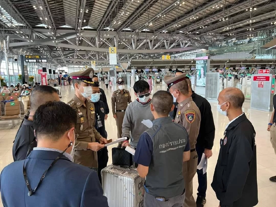 วินาทีตำรวจเข้าควบคุมตัว "เจ้าของดารุมะ" นายเมธา ชลิงสุข หรือ บอลนี่ 