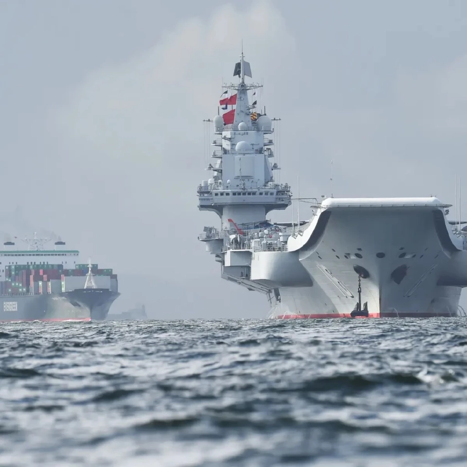 ขนาดของเรือฝูเจี้ยน (ขวา) เมื่อเทียบกับเรือสินค้า