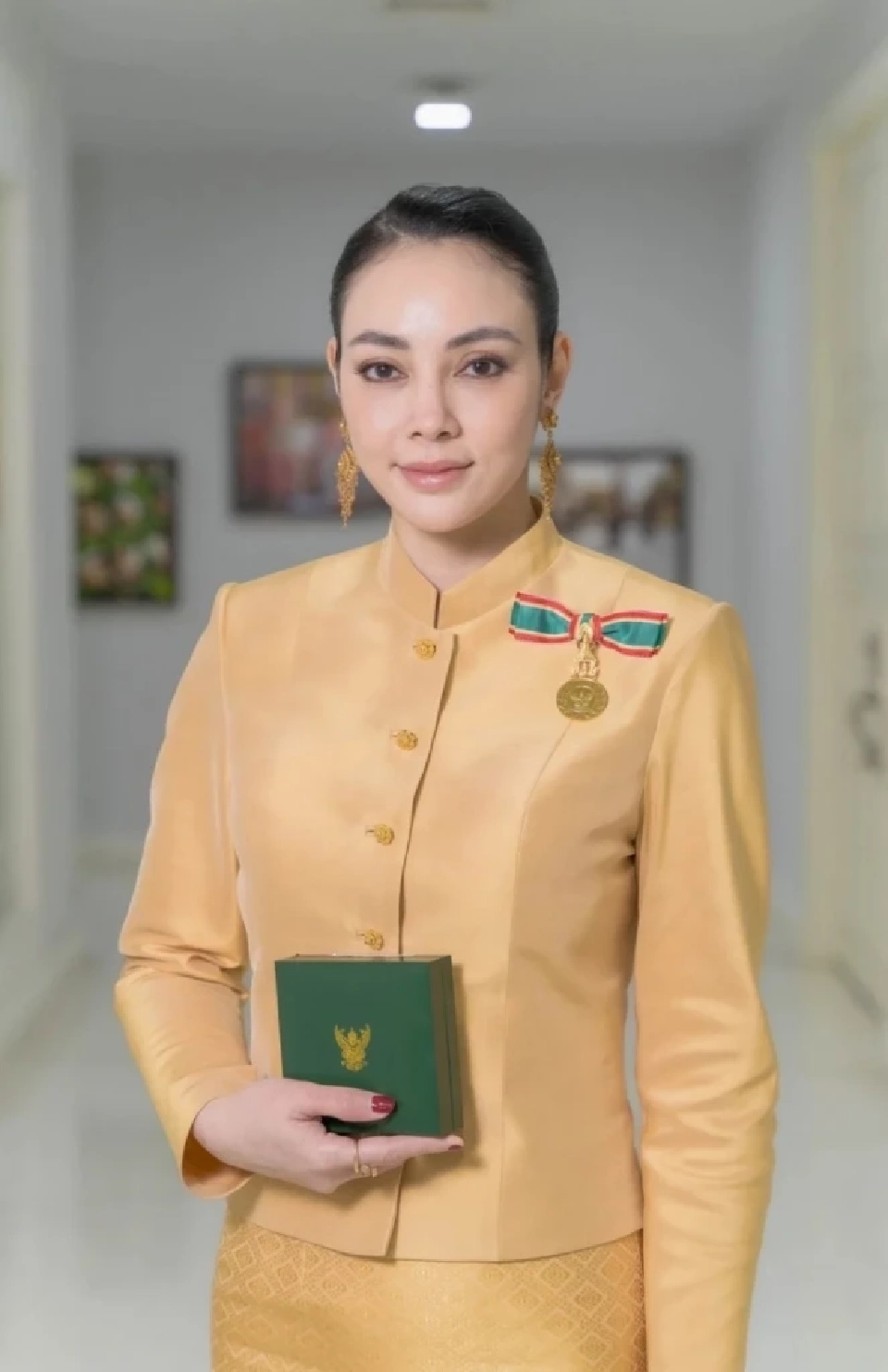 'ตั๊ก บงกช' เข้ารับพระราชทานเครื่องราชอิสริยาภรณ์ชั้นที่ 6