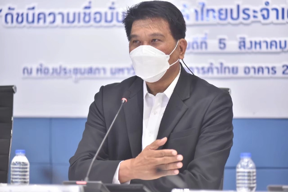 นายธนวรรธน์ พลวิชัย อธิการบดีมหาวิทยาลัยหอการค้าไทย และประธานที่ปรึกษาศูนย์พยากรณ์เศรษฐกิจและธุรกิจมหาวิทยาลัยหอการค้าไทย