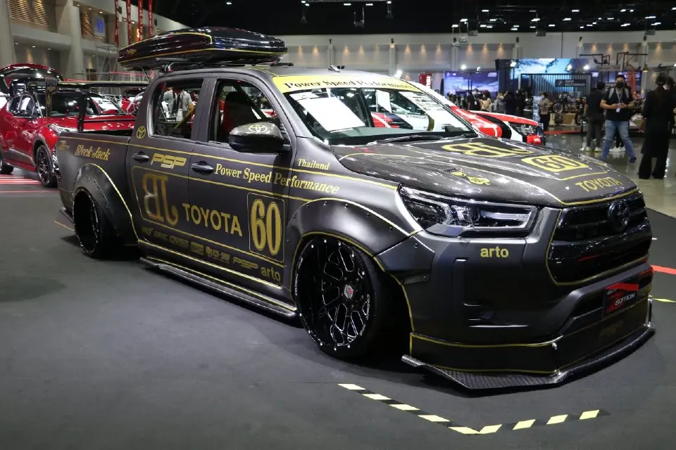 ไฮลักซ์ รีโว่ X Race 