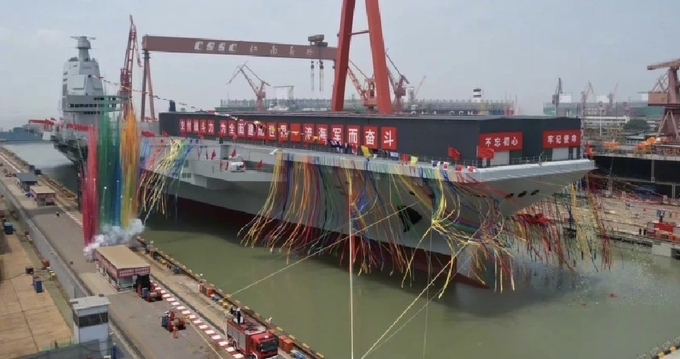 เรือฝูเจี้ยนในอู่ต่อเรือที่นครเซี่ยงไฮ้ 