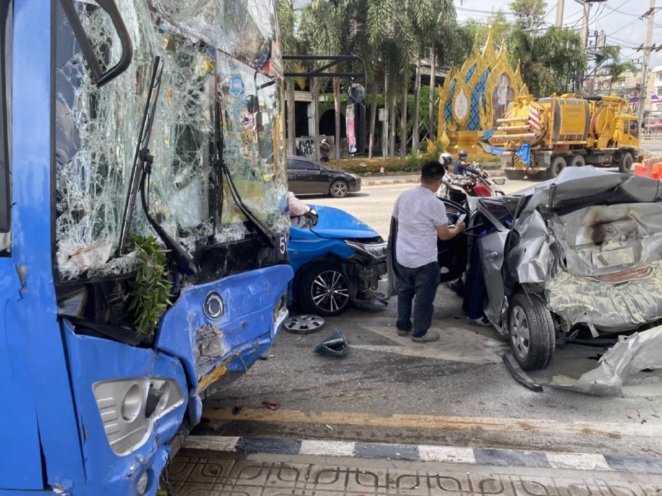 ด่วน รถเมล์เบรคแตก ชนสนั่น 5แยกปากเกร็ด เจ็บระนาว