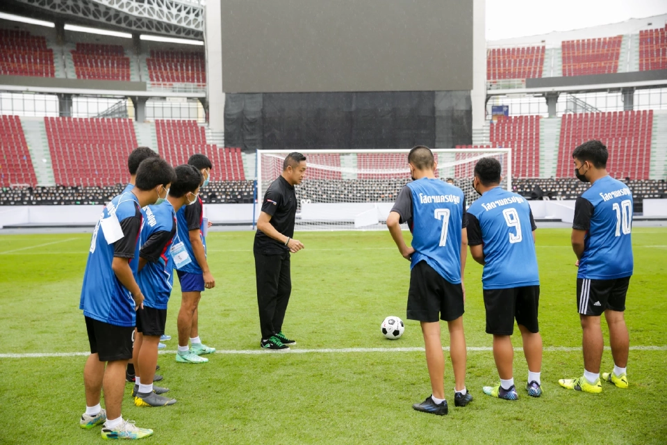 ปิยะพงษ์ ผิวอ่อน สอนทักษะการเล่นฟุตบอล