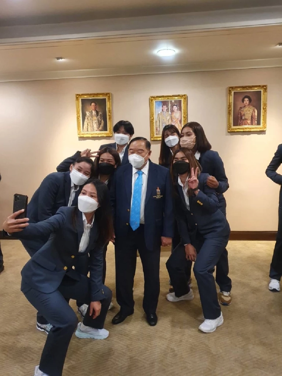 เปิดภาพ มินิฮาร์ทจาก "บิ๊กป้อม" เซลฟี่กับ "วอลเลย์บอลหญิงไทย"