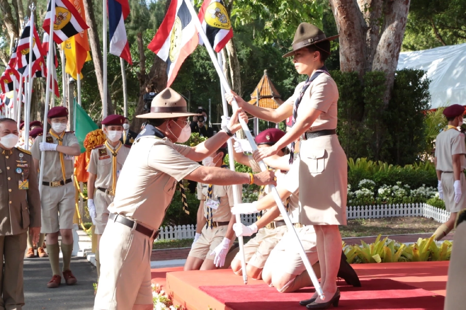 พระราชทานธงคณะลูกเสือแห่งชาติในวันคล้ายวันสถาปนาลูกเสือแห่งชาติ