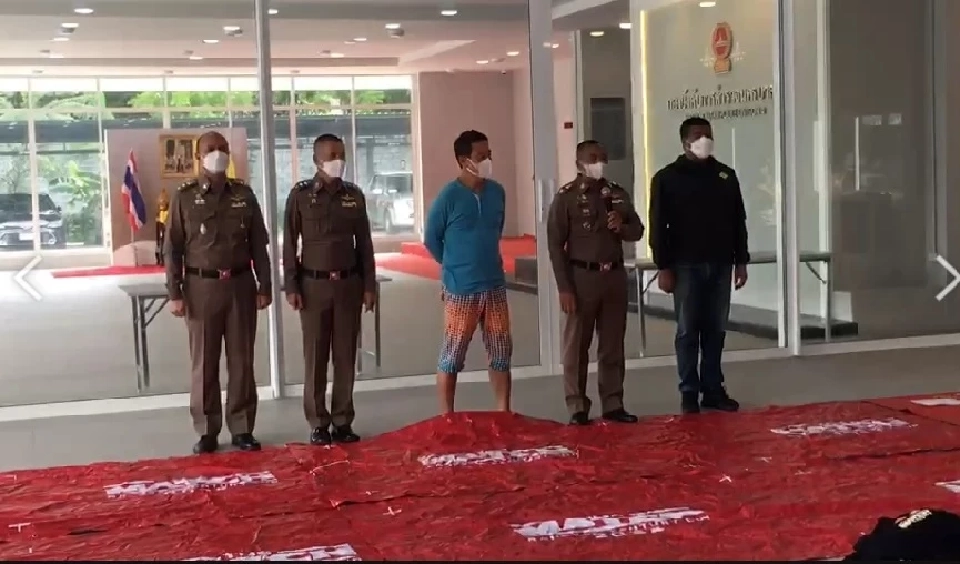 จับแล้วหญิงสาวจ้างขโมยเก้าอี้ที่นั่งนักเตะแมนยูฯ-ลิเวอร์พูลศึกแดงเดือด