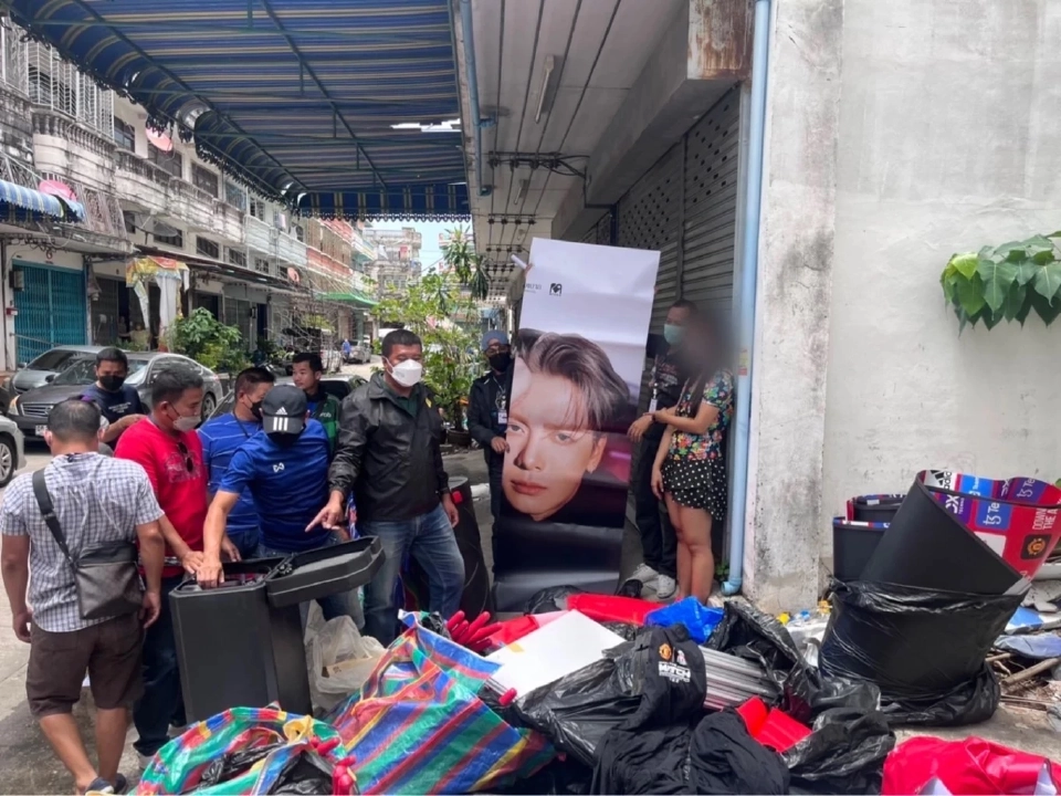 จับแล้วหญิงสาวจ้างขโมยเก้าอี้ที่นั่งนักเตะแมนยูฯ-ลิเวอร์พูลศึกแดงเดือด