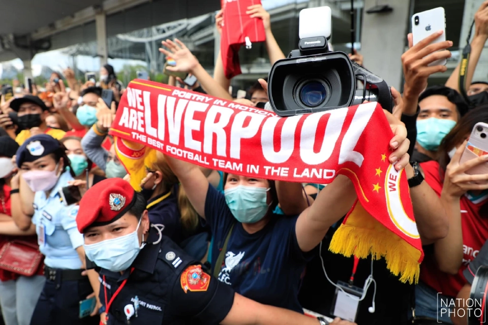 บรรยากาศแฟนบอลแห่ต้อนรับทีมลิเวอร์พูล ลุยศึกแดงเดือดในไทยพบแมนฯยู
