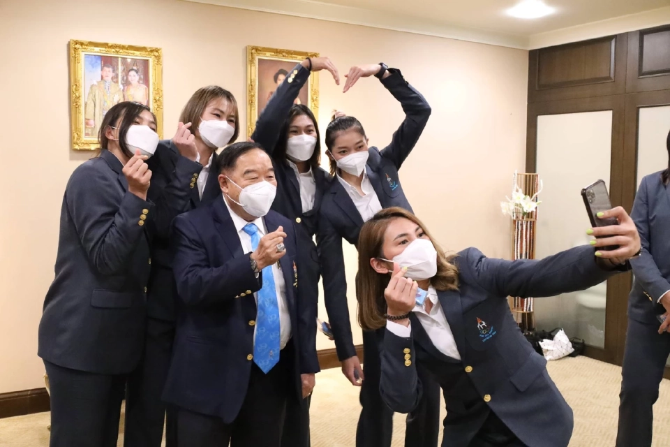 เปิดภาพ มินิฮาร์ทจาก "บิ๊กป้อม" เซลฟี่กับ "วอลเลย์บอลหญิงไทย"