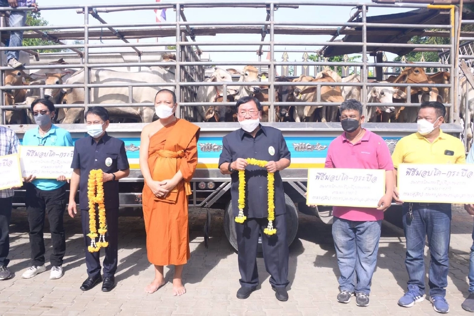 "ประภัตร"เปิดคลินิกเกษตรเคลื่อนที่ พร้อมส่งมอบโค-กระบือตามพระราชดำริ