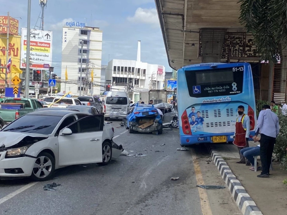 ด่วน รถเมล์เบรคแตก ชนสนั่น 5แยกปากเกร็ด เจ็บระนาว