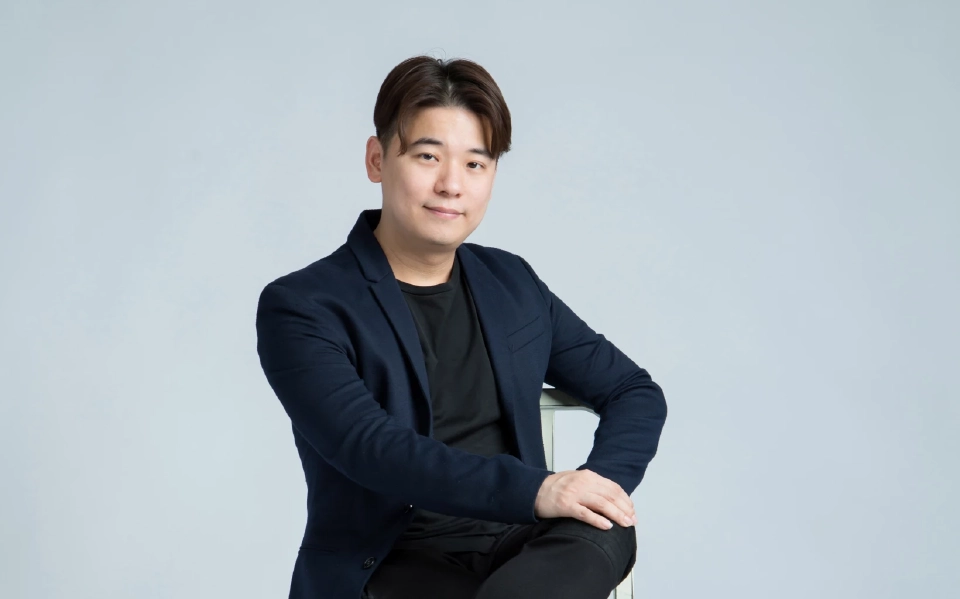 นายอิทธิพัทธ์ พีระเดชาพันธ์ ประธานเจ้าหน้าที่บริหาร บริษัท เถ้าแก่น้อย ฟู๊ดแอนด์มาร์เก็ตติ้ง จำกัด (มหาชน) หรือ TKN 