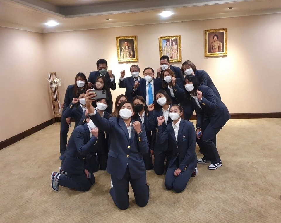 เปิดภาพ มินิฮาร์ทจาก "บิ๊กป้อม" เซลฟี่กับ "วอลเลย์บอลหญิงไทย"