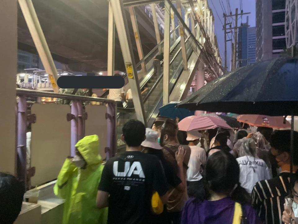 อัพเดท บันไดเลื่อน BTS สถานีสุรศักดิ์ ขัดข้อง-ทรุดตัว บาดเจ็บหลายราย